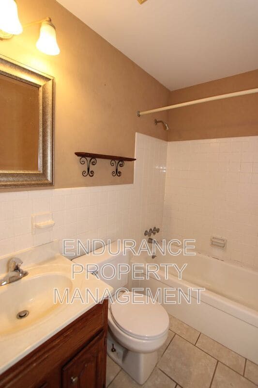 Building Photo - 1184 Holz Ave