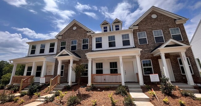 Primary Photo - 2 br 2.5 ba townhome, close to I-85, dining and shopping -AVAILABLE January 31st
