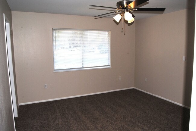 Building Photo - 5701 Daggett Ave