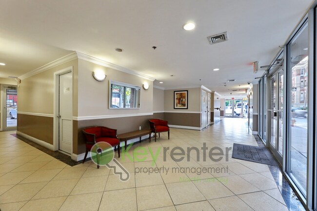Building Photo - Top-Floor 2BR/2BA Condo with NYC Views + P...