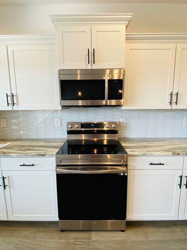 Building Photo - Luxury Home