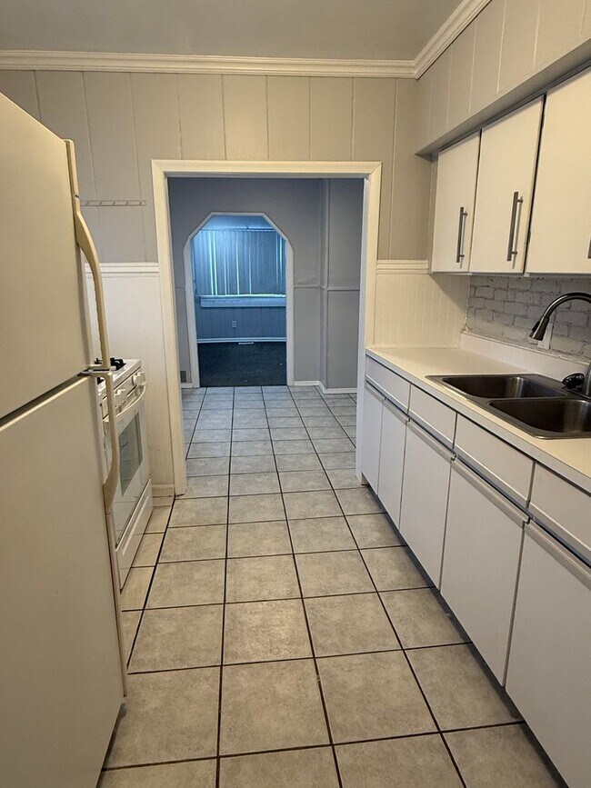 Building Photo - All Appliances Included