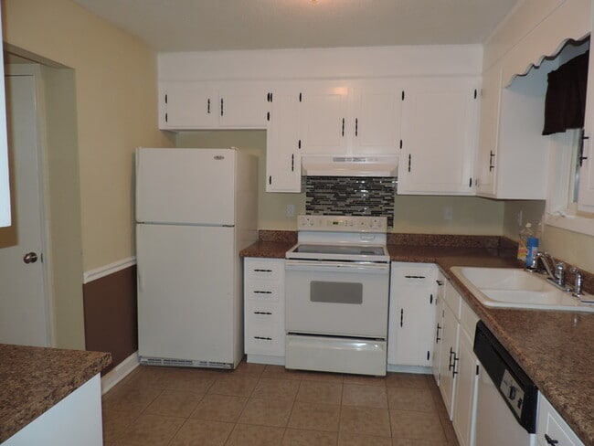 Building Photo - One story with 3 beds and 2 bath ranch hom...