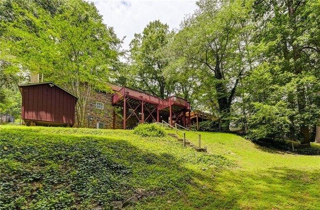 Building Photo - 2423 Woodacres Rd NE