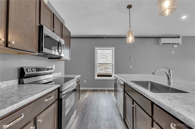 Building Photo - 140 Seymour St