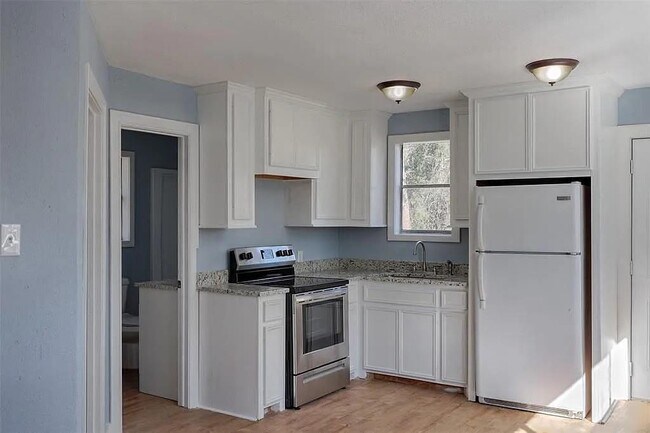 Building Photo - 6076 Sinclair Dr