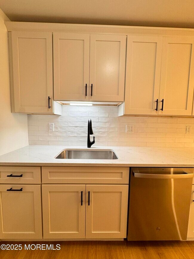 Building Photo - 878 Balmoral Ct
