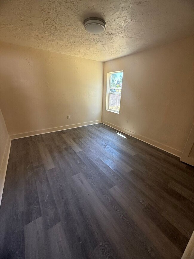 Building Photo - 2 bedroom 1 bath House