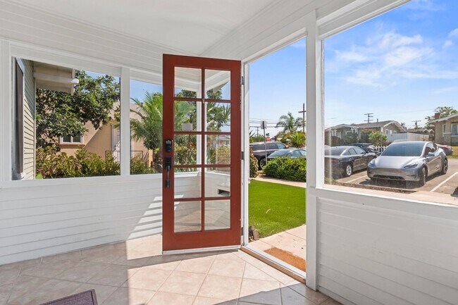 Building Photo - Spacious and conveniently located 2b/2bath single family home, available for Mid-January 2026!!!!!