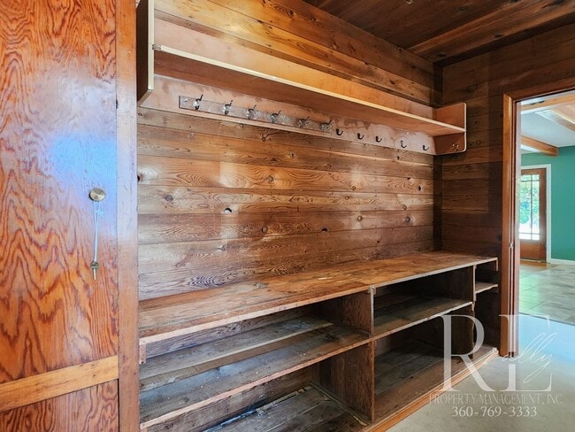 Building Photo - Charming Farmhouse in Town — Hobby Ready &...