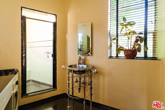 Building Photo - 1530 N Easterly Terrace