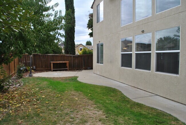 Building Photo - Beautiful 4 Bedroom + Study in Desirable N...