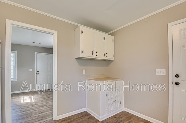 Building Photo - 128 E Hall St