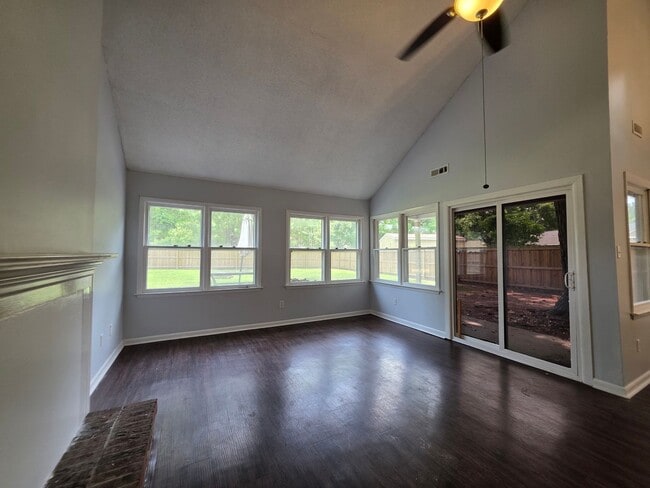 Building Photo - Charming 3-Bedroom Retreat Near Camp Lejeune's Main Gate
