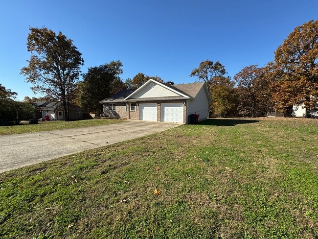 Building Photo - Freshly Painted Beautiful 3 Bedroom, 2 Bat...