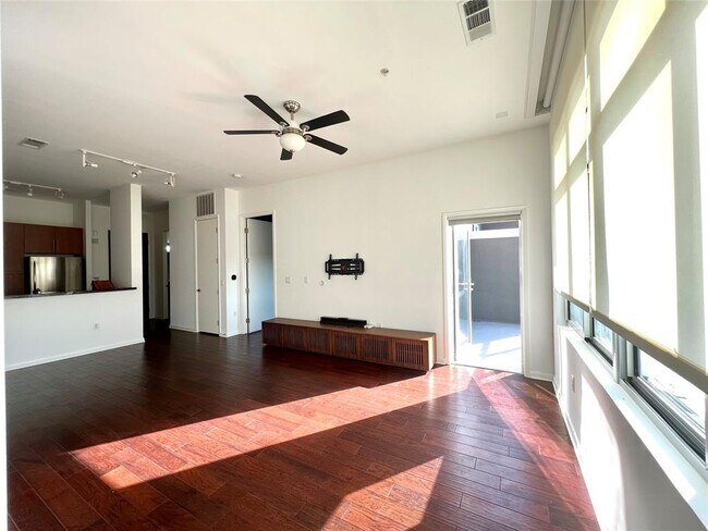 Building Photo - 54 Rainey St