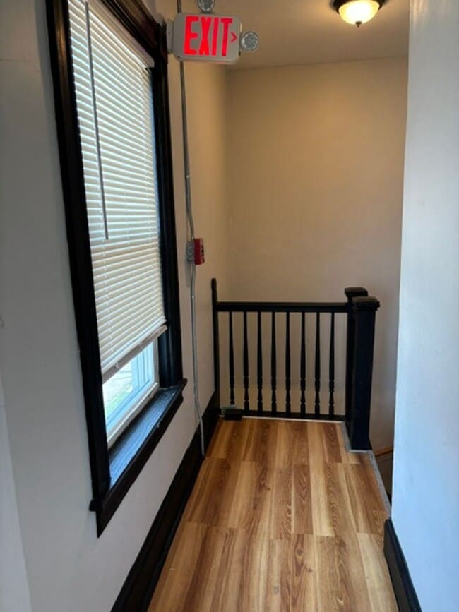 Building Photo - Pawt  2nd Floor 3 Bed
