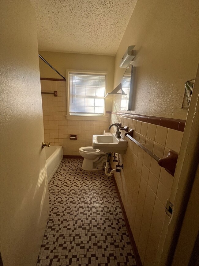 Building Photo - 2513 Crescent Dr