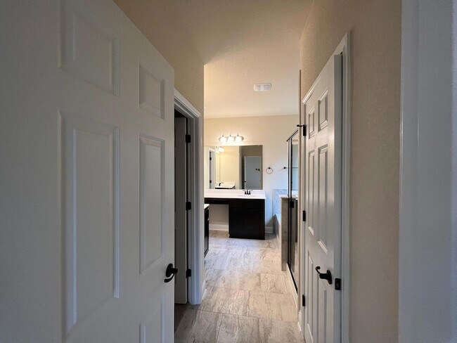 Building Photo - 704 Falkland Trace
