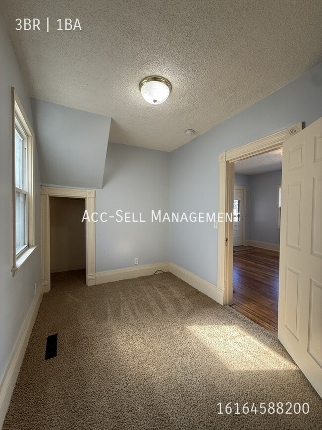 Building Photo - 564 Fremont Ave NW