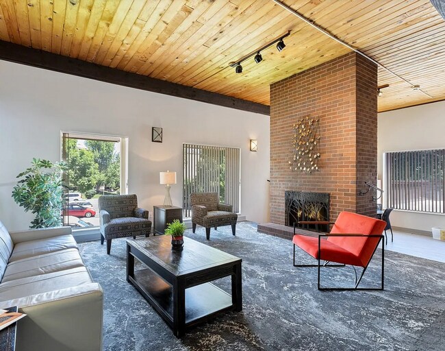 Building Photo - Beautiful 2BR/2BA Condo with Pools, Parkin...