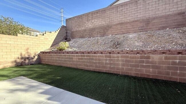 Building Photo - 10631 Streamside Ave