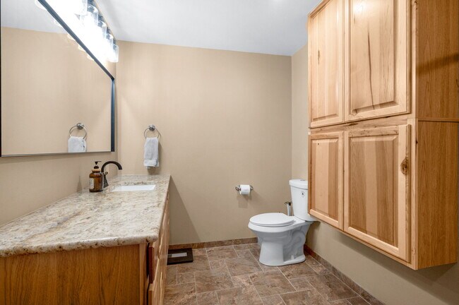 Building Photo - 15632 S Ray Dr