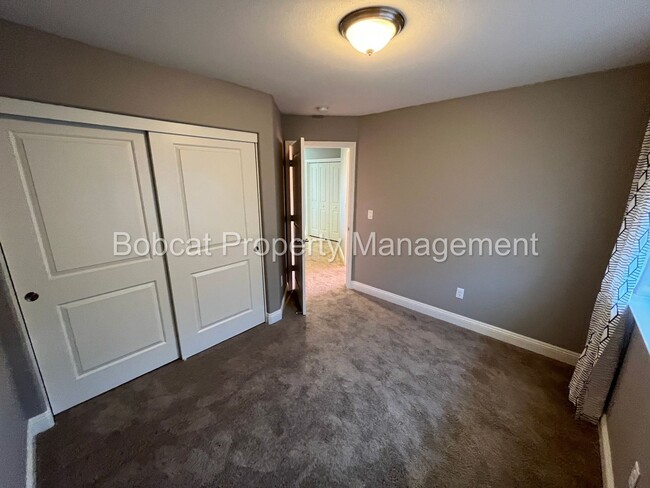 Building Photo - 3 Bedroom 2.5 Bathroom Townhouse in Carson...