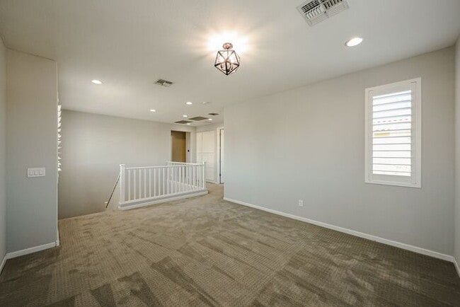 Building Photo - Beautiful 5bedrooms-2Baths Modern Style Home!