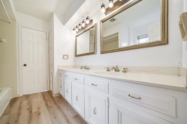 Building Photo - 15738 Fleetwood Oaks Dr