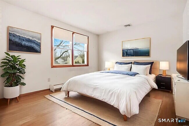 Building Photo - 4 bedroom ranch offering comfortable single-level