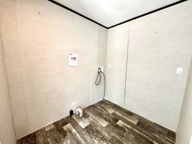 Building Photo - Huge 5 Bedroom 3 Bathroom Hastings Home Lo...