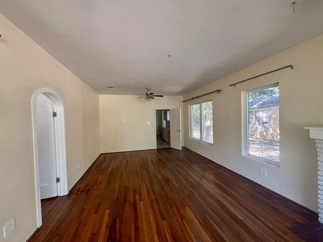 Building Photo - Hemphill Park Gem! 4 Bed/2.5 Bath - Availa...