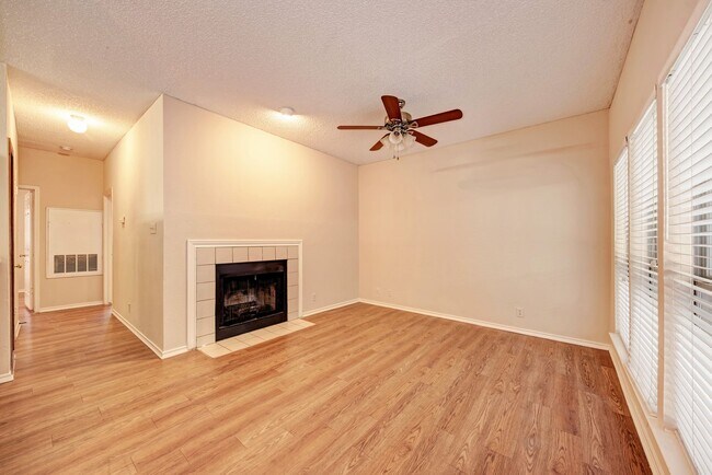 Building Photo - PRELEASE 8/15/2025 2 bed 2 bath