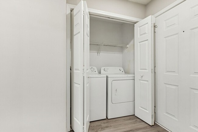 Building Photo - Hampton Townhouse-Move in Quick