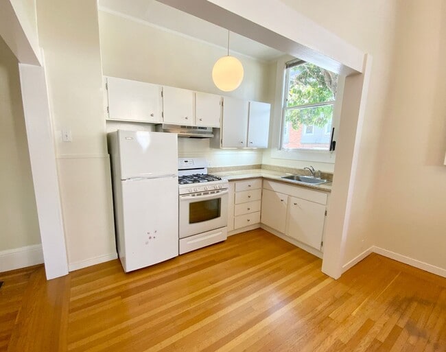 Building Photo - 1BR W/ Large Private Basement Space! HARDWOOD! LAUNDRY ON-SITE!