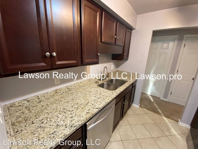Building Photo - 2 br, 3 bath House - 2429 Avenham Ave SW #7
