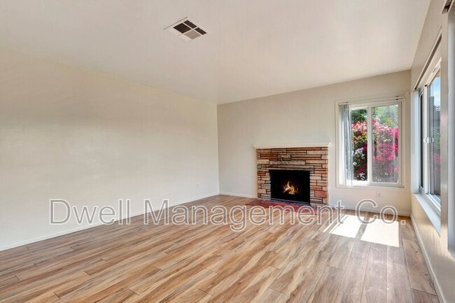 Building Photo - 4661 Lee Ave
