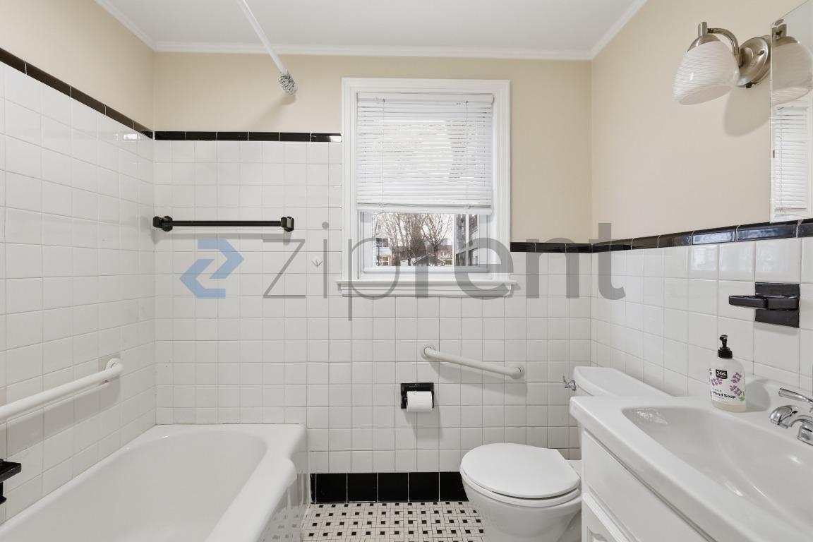 Building Photo - 18 St James St