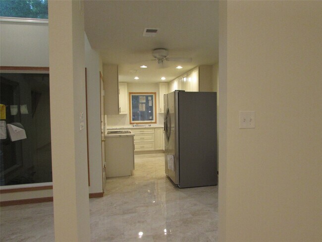 Building Photo - 201 Vanderpool Ln