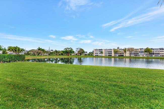 Building Photo - 1072 Yarmouth Dr
