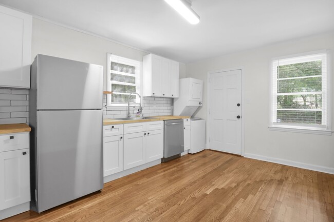 Building Photo - 1305 E 71st St