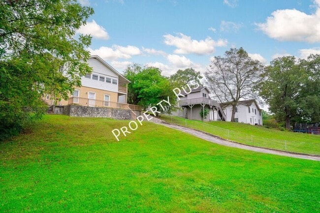 Building Photo - 911 W Pine St