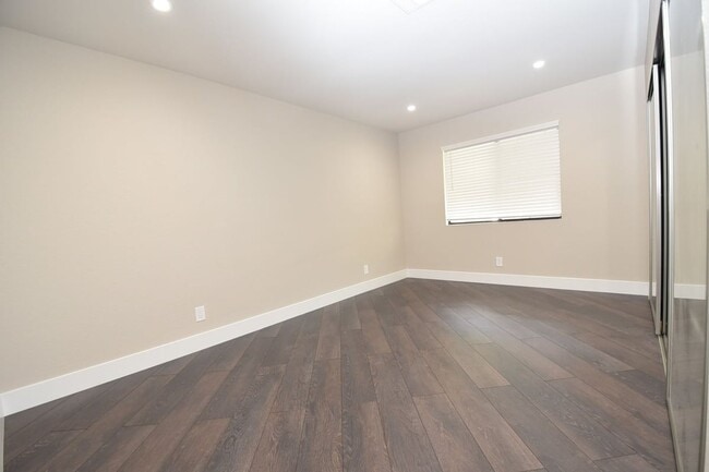 Building Photo - Stunning 2-Bedroom, 2-Bathroom Condo Located at The Lakes!