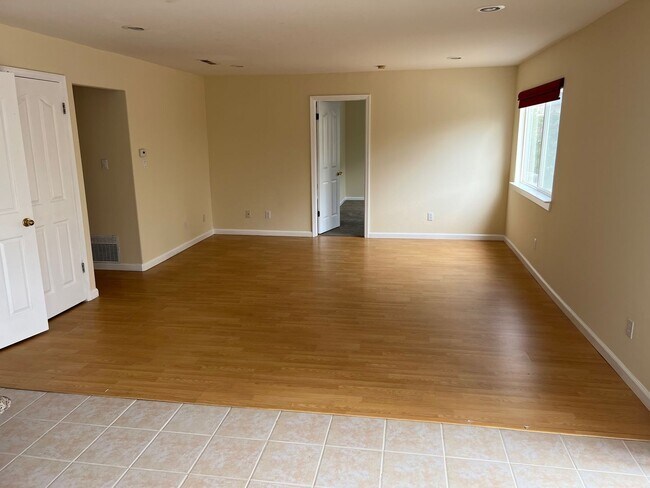 Building Photo - CAMPBELL - Executive 5 bedroom home in a desirable neighborhood