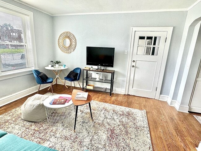 Building Photo - 4932 Lindenwood Ave