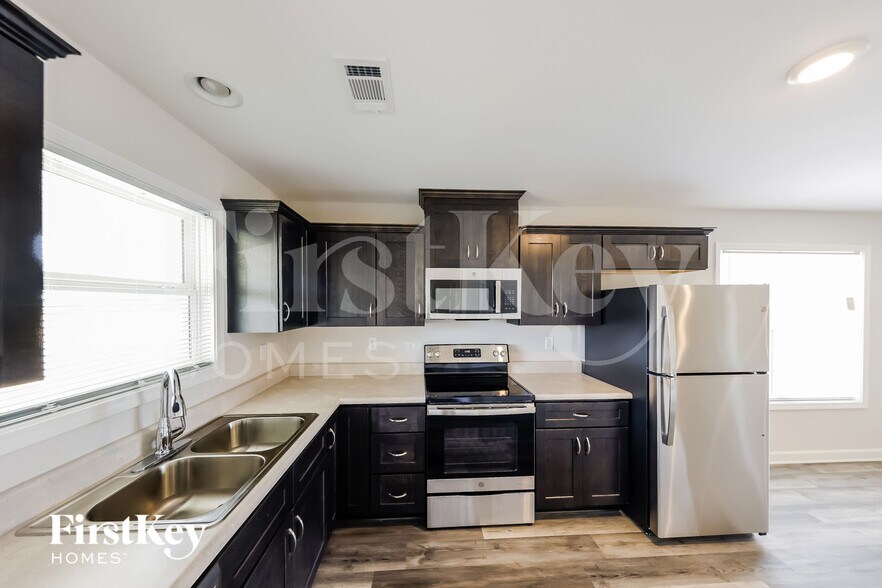 Building Photo - 120 Castlebar Cir