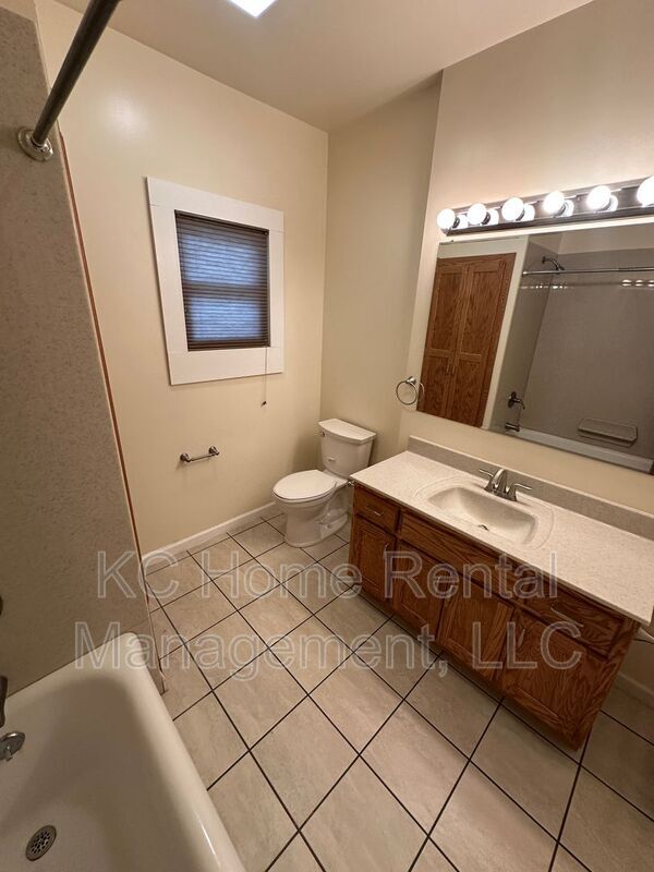 Building Photo - 1217 W 47th St
