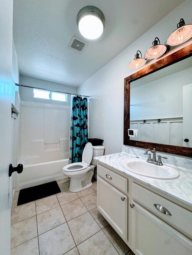 Building Photo - 4 bd 3 bth in Quiet Natomas Neighborhood