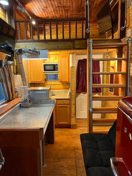 Building Photo - 142 Webster St NE